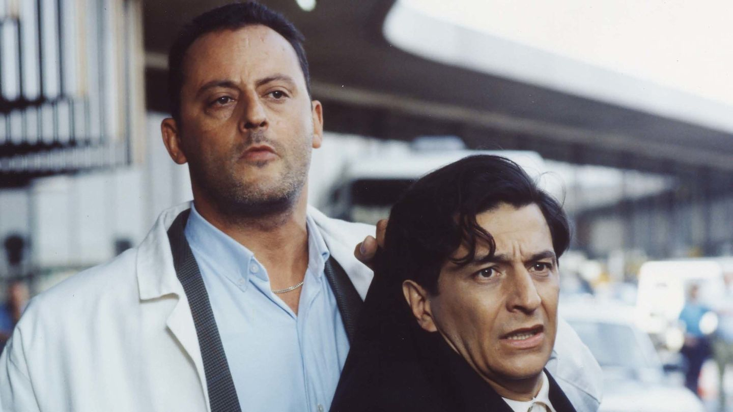 Jean Reno holding up Christian Clavier by the scruff of his neck in Operation Corned Beef