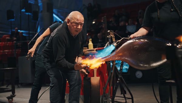 In Sono Lino, Lino Tagliapietra works on a delicate piece of glass, as one of his colleagues blows fire on the piece